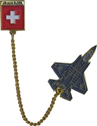 Bild von JA zum F-35 für die Schweizer Luftwaffe. Pin mit einem F-35A und einem Schweizer Kreuz. 